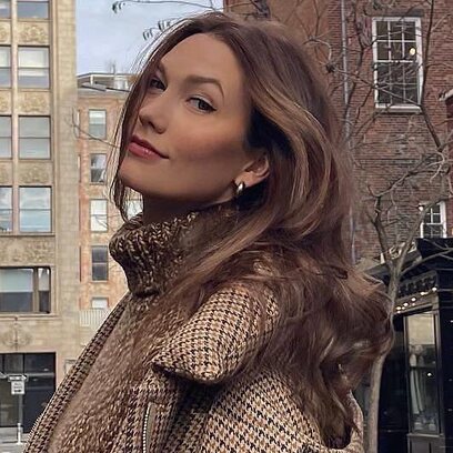 Karlie Kloss recupera su original melena castaña tras casi 10 años siendo rubia